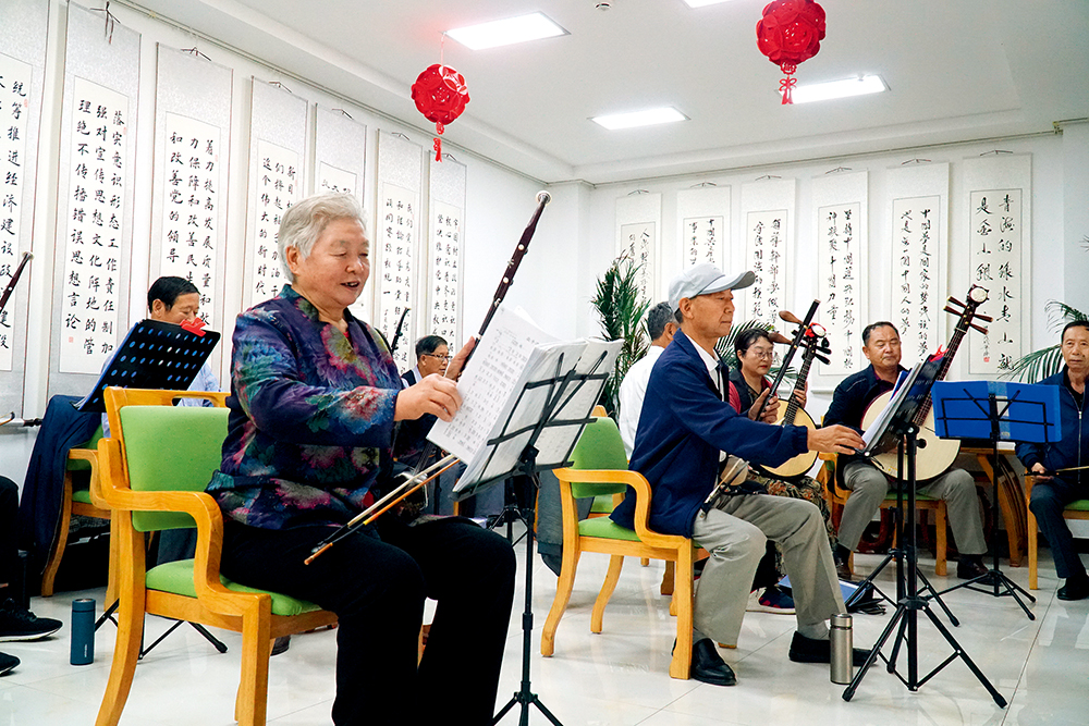 西宁市城西区光华路社区日间照料中心,老人们正在活动室排练节目(8月