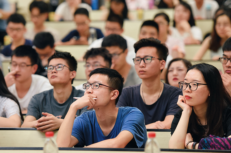 学生在华中科技大学思政课《深度中国》课堂上认真听讲(2018年5月29日