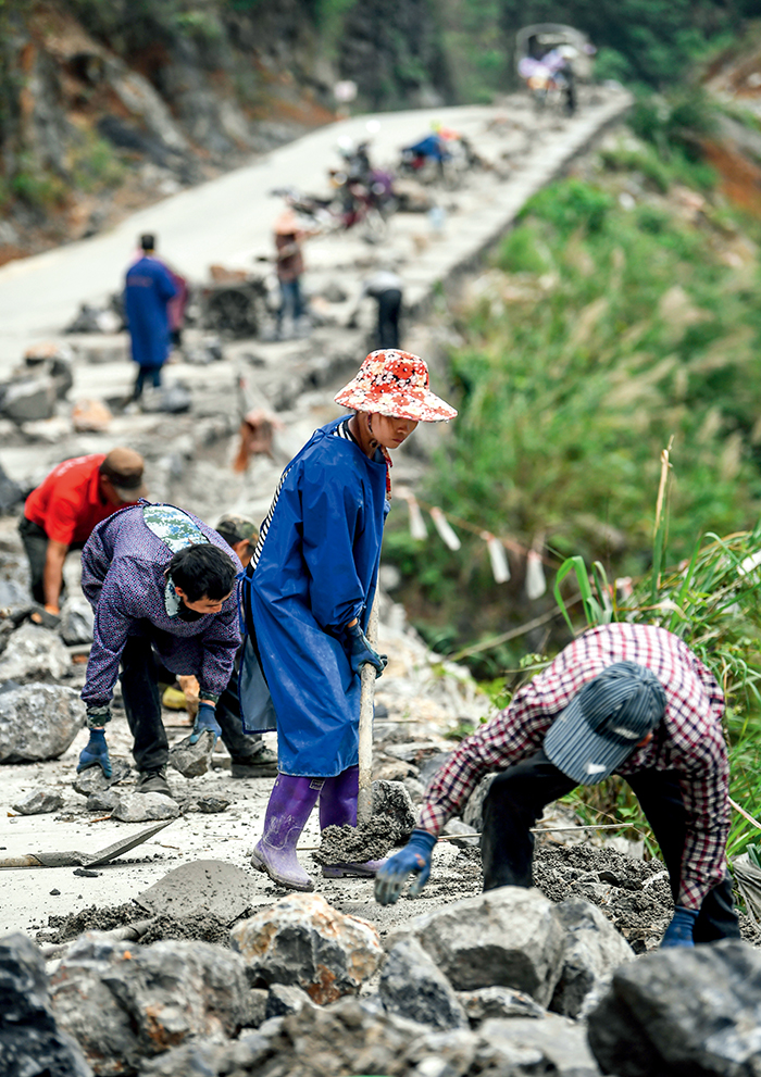 4月8日,广西大化瑶族自治县雅龙乡,村民在乡级道路建设工地上劳作