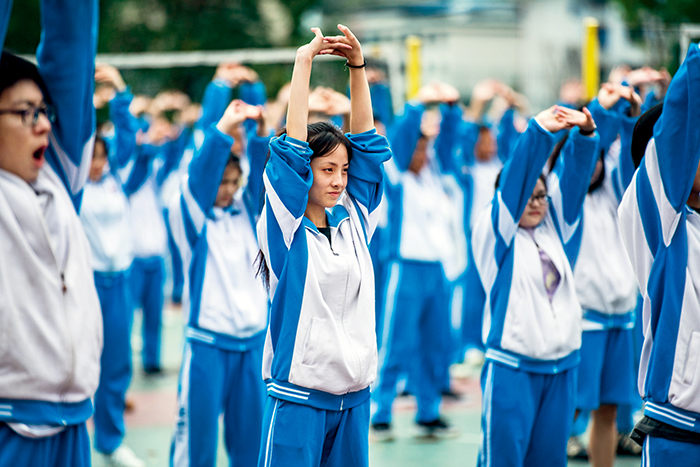 6月27日,贵阳市乌当中学高三学生在广场上做健身操    陶亮摄/本刊