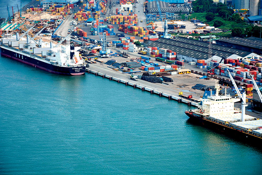 这是建设中的坦桑尼亚达累斯萨拉姆港1～7号泊位改扩建工程现场.