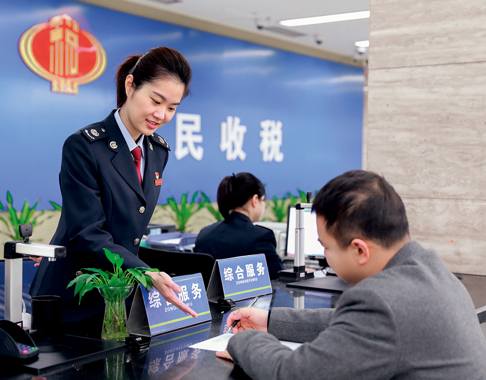 国家税务总局三明市梅列区税务局办税服务厅,工作人员辅导企业进行